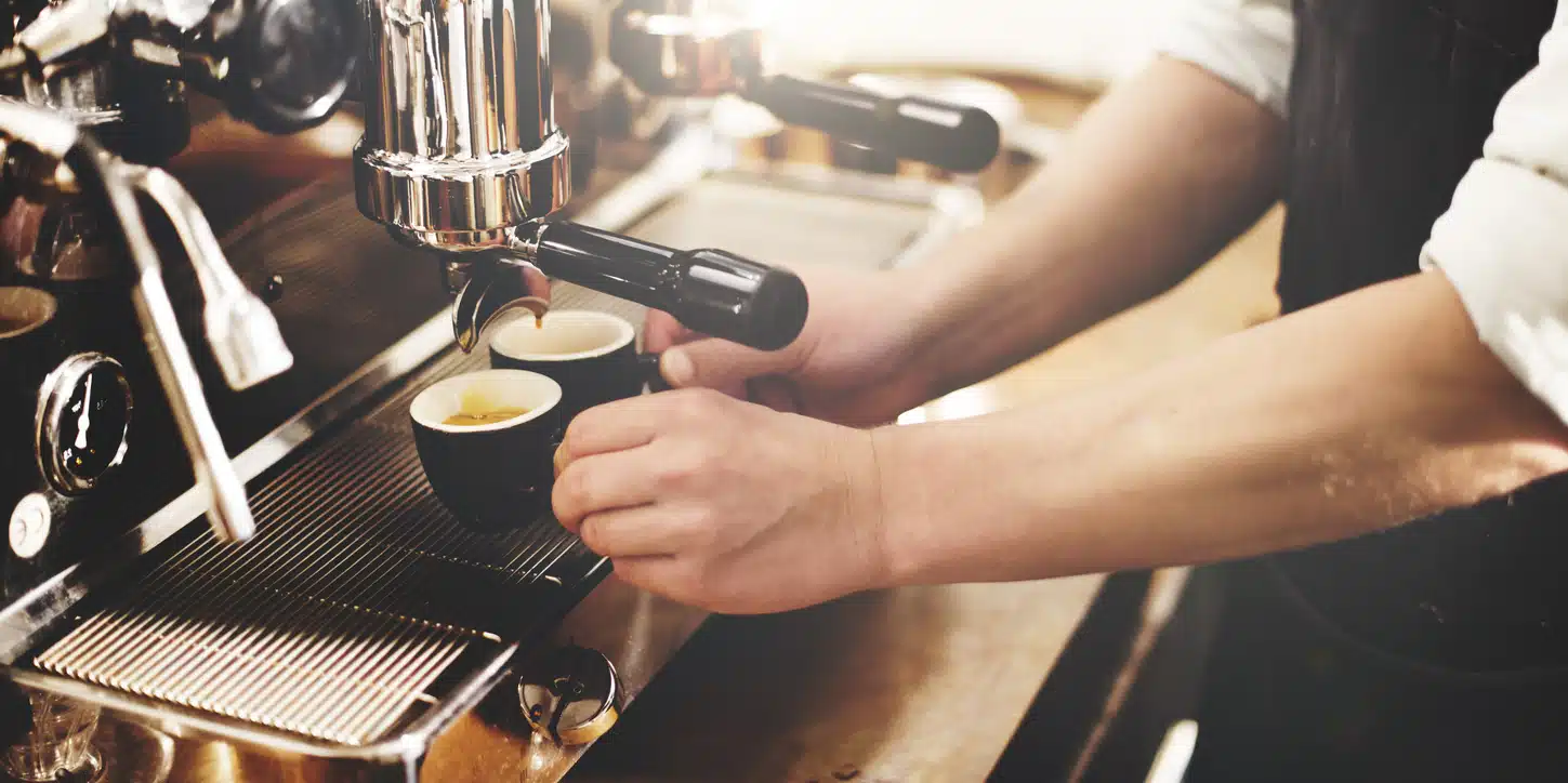 Se servir une tasse avec sa machine à expresso